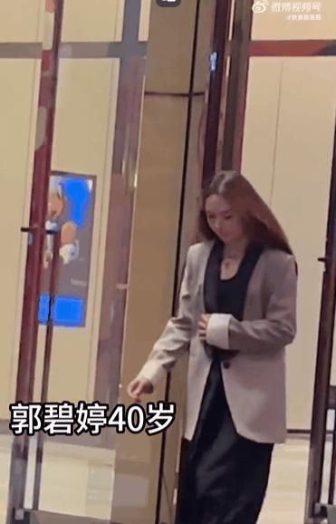 郭碧婷用珠圆玉润的身材，给白幼瘦女星上了一课