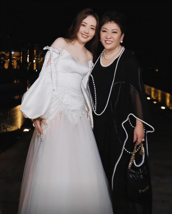 郭碧婷用珠圆玉润的身材，给白幼瘦女星上了一课