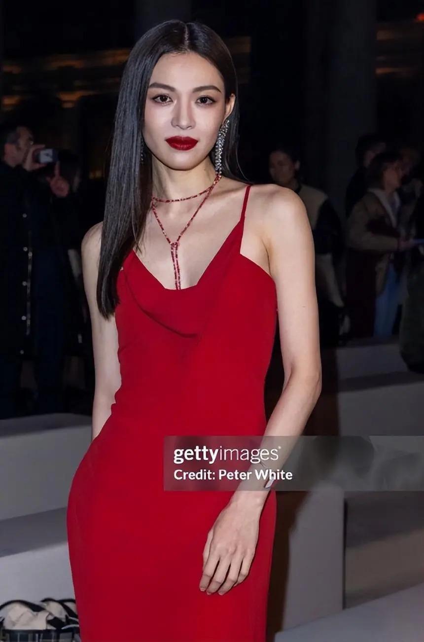 巴黎时装周，杨幂的腿，败给了自然老去的蔡依林