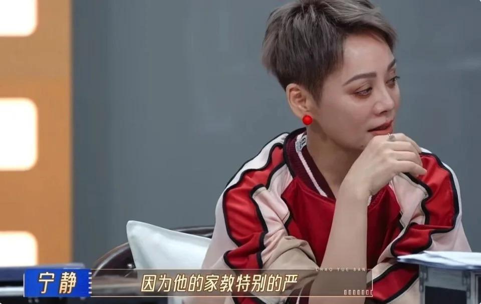 向太新造型翻车,金发披肩五官大变样,撞脸网红“浪胃仙”