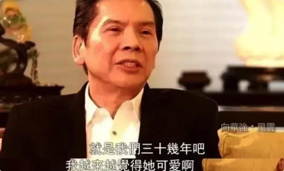 向太新造型翻车,金发披肩五官大变样,撞脸网红“浪胃仙”