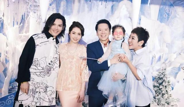亲弟被骂长得丑，向佐怒骂营销号缺德，弟弟长相如何