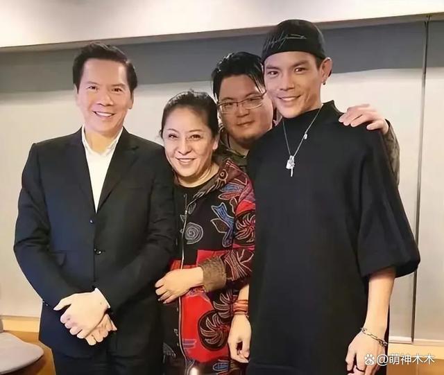亲弟被骂长得丑，向佐怒骂营销号缺德，弟弟长相如何