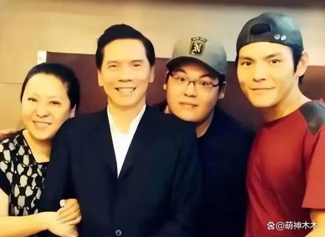 亲弟被骂长得丑，向佐怒骂营销号缺德，弟弟长相如何