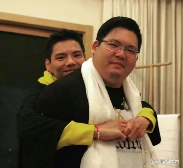亲弟被骂长得丑，向佐怒骂营销号缺德，弟弟长相如何