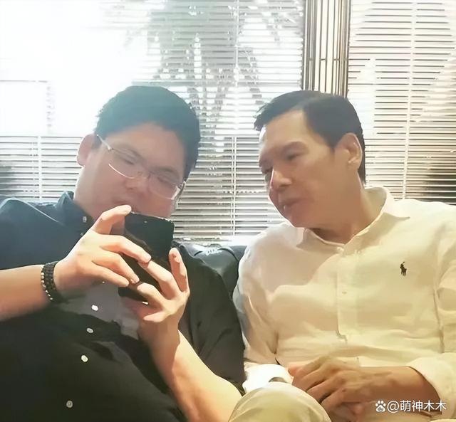 亲弟被骂长得丑，向佐怒骂营销号缺德，弟弟长相如何