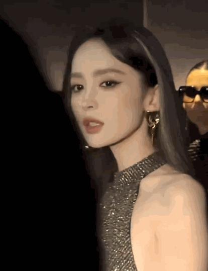 当“整容脸”混进米兰时装周，撞上天然脸明星，差距一目了然