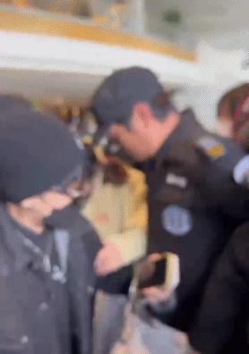 王鸥生女儿被婆家嫌弃？产后露面孕态明显，紧急复工赚钱