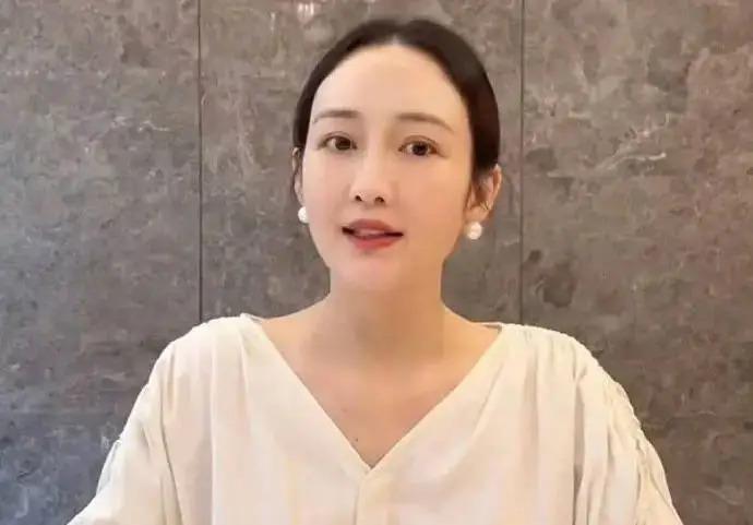 王鸥生女儿被婆家嫌弃？产后露面孕态明显，紧急复工赚钱