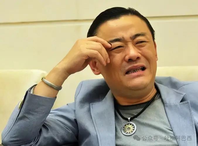 56岁周立波近况：豪宅内吃大餐，6年美国生活变化大