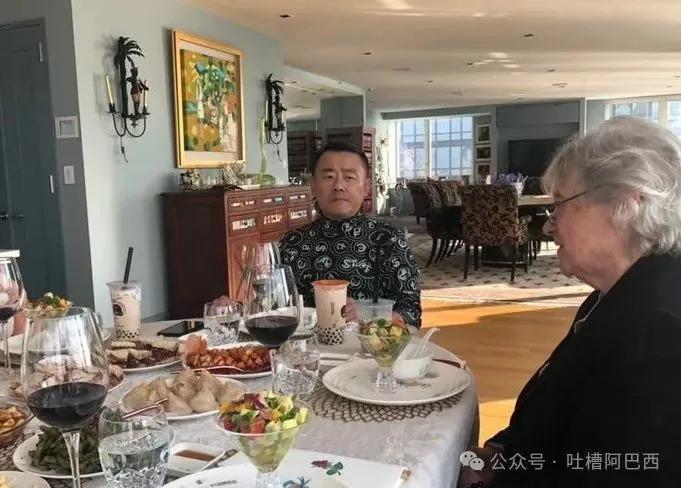 56岁周立波近况：豪宅内吃大餐，6年美国生活变化大
