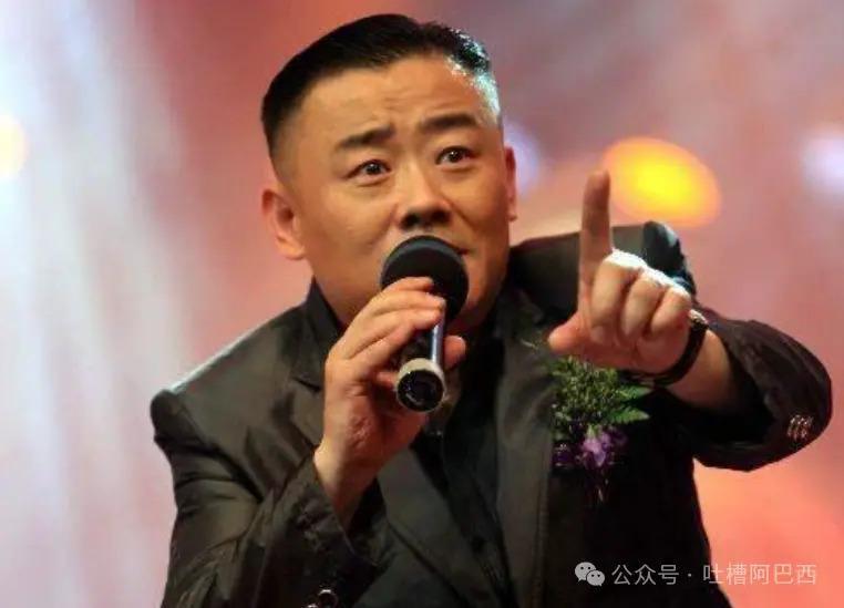 56岁周立波近况：豪宅内吃大餐，6年美国生活变化大