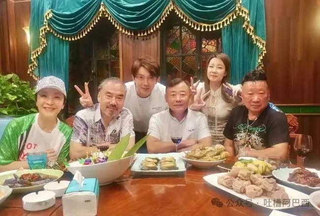 56岁周立波近况：豪宅内吃大餐，6年美国生活变化大