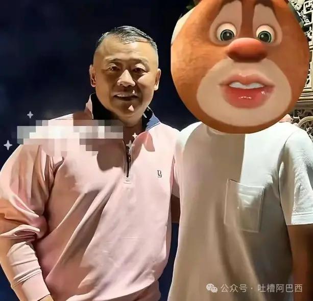 56岁周立波近况：豪宅内吃大餐，6年美国生活变化大