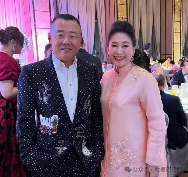 56岁周立波近况：豪宅内吃大餐，6年美国生活变化大