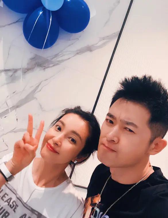 李冰冰挚友任泉迎51岁生日，退圈8年面相气质大变