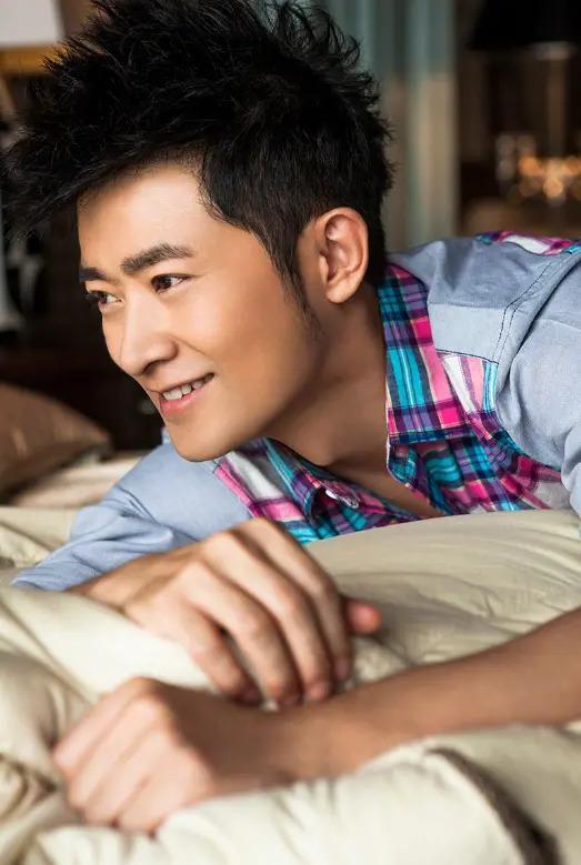 李冰冰挚友任泉迎51岁生日，退圈8年面相气质大变