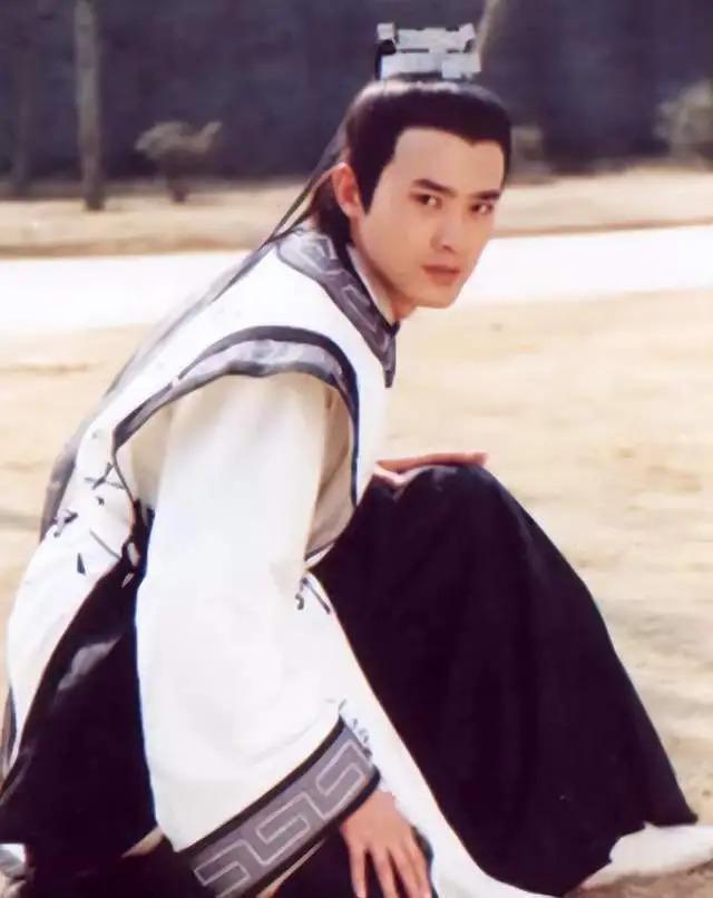 李冰冰挚友任泉迎51岁生日，退圈8年面相气质大变