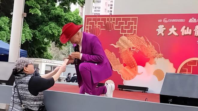 73岁老戏骨李龙基在舞台上哭泣，为救小女友憔悴了很多
