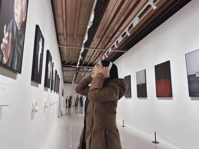 32岁郭晶晶和友人看展，罕见曝光字迹！