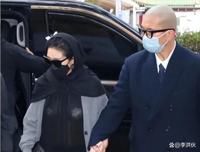 汪小菲直播间破防，满屏都是大S的梗，最终情绪低落下播