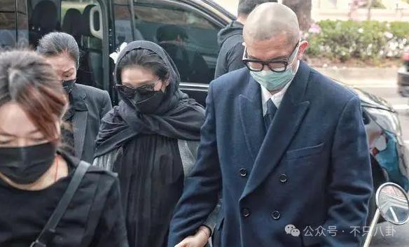 在葬礼穿透视装？5年没露面的她一出现就是腥风血雨啊……