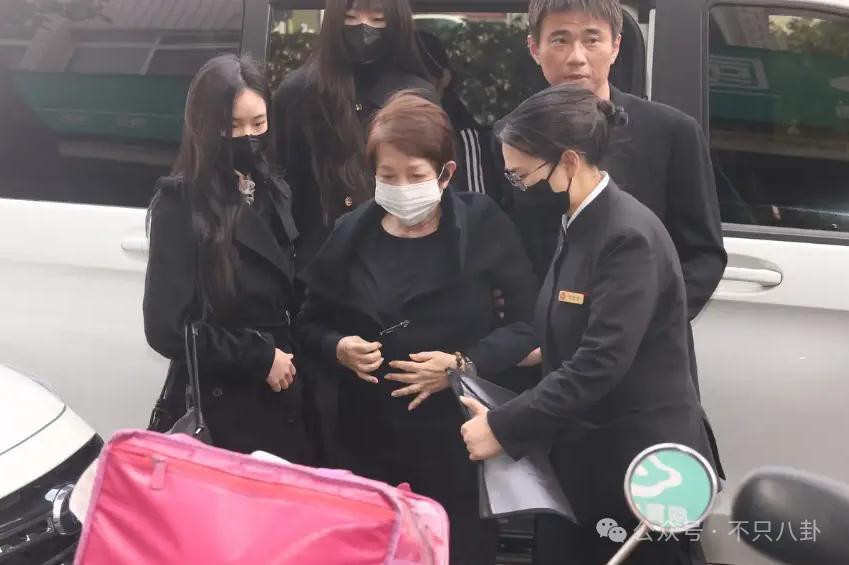 在葬礼穿透视装？5年没露面的她一出现就是腥风血雨啊……