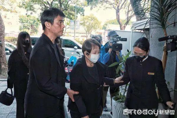 在葬礼穿透视装？5年没露面的她一出现就是腥风血雨啊……