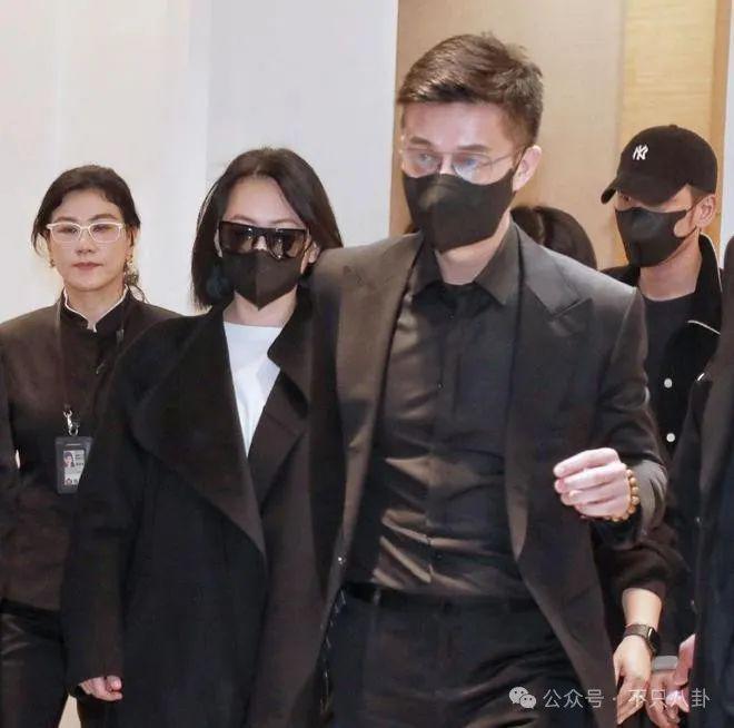 在葬礼穿透视装？5年没露面的她一出现就是腥风血雨啊……