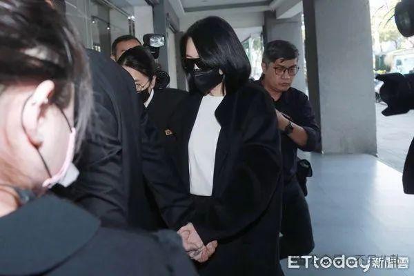 在葬礼穿透视装？5年没露面的她一出现就是腥风血雨啊……