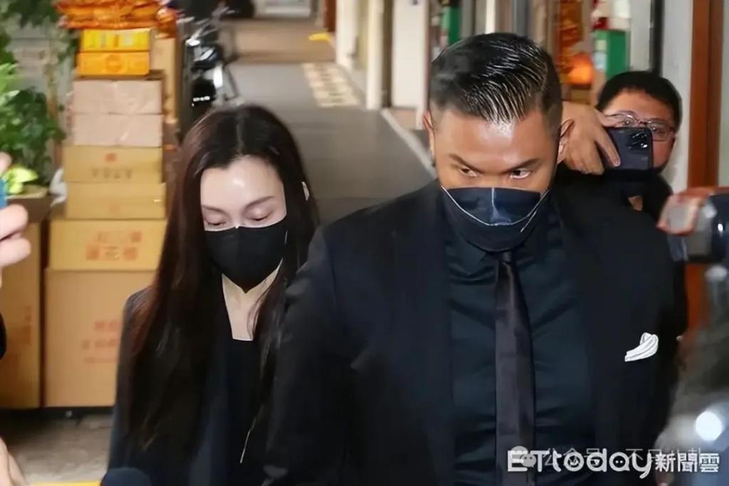 在葬礼穿透视装？5年没露面的她一出现就是腥风血雨啊……