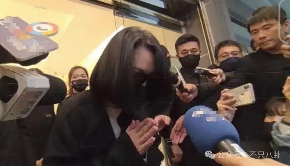 在葬礼穿透视装？5年没露面的她一出现就是腥风血雨啊……