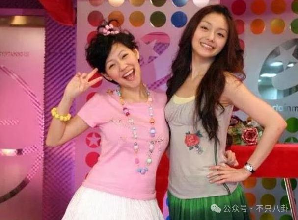 在葬礼穿透视装？5年没露面的她一出现就是腥风血雨啊……