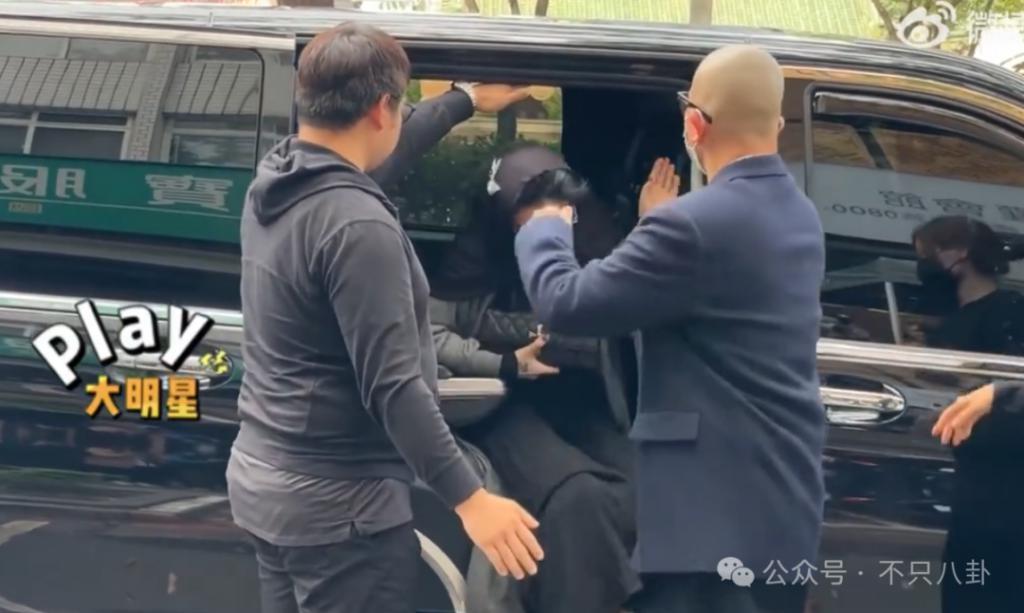 在葬礼穿透视装？5年没露面的她一出现就是腥风血雨啊……