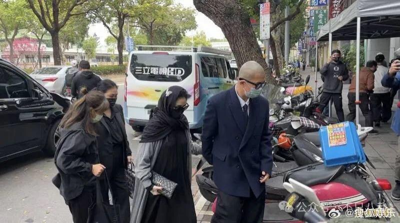 在葬礼穿透视装？5年没露面的她一出现就是腥风血雨啊……
