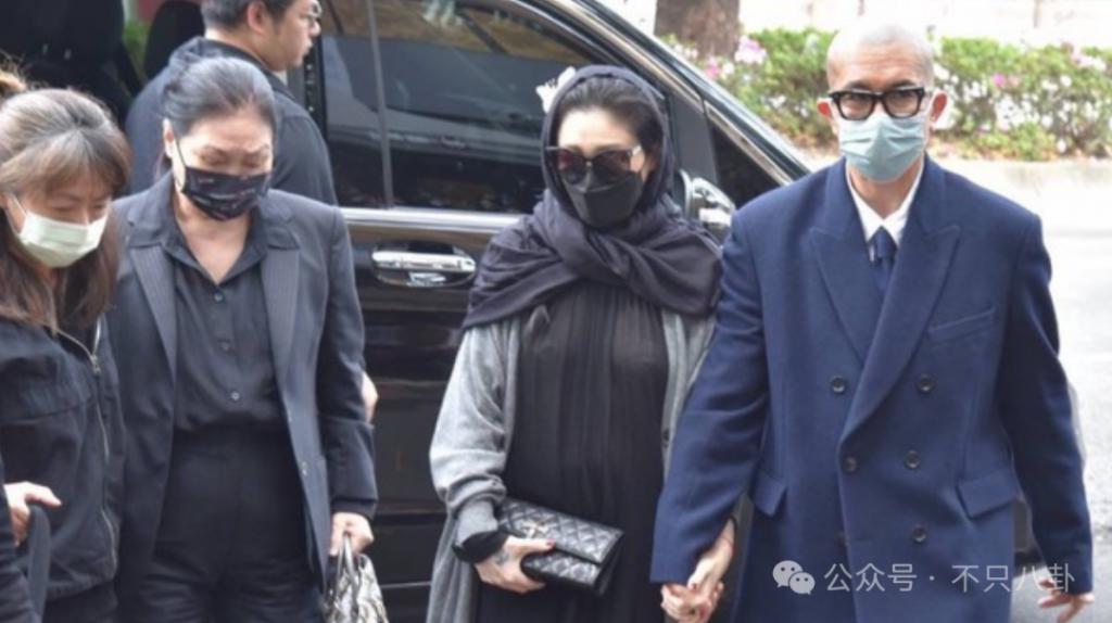 在葬礼穿透视装？5年没露面的她一出现就是腥风血雨啊……