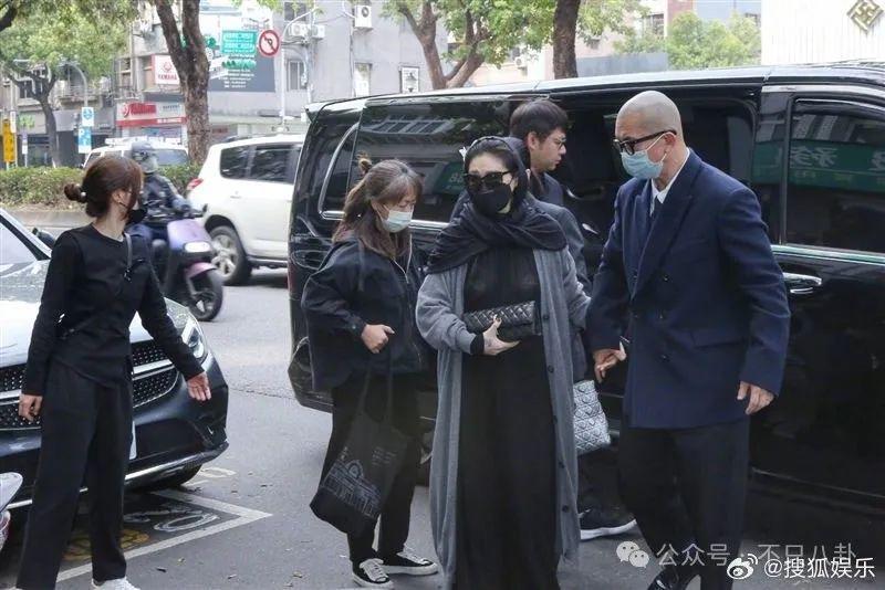 在葬礼穿透视装？5年没露面的她一出现就是腥风血雨啊……