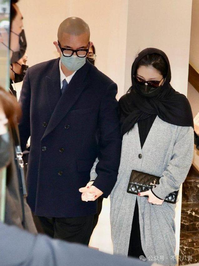 在葬礼穿透视装？5年没露面的她一出现就是腥风血雨啊……