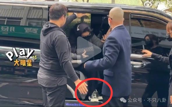 在葬礼穿透视装？5年没露面的她一出现就是腥风血雨啊……
