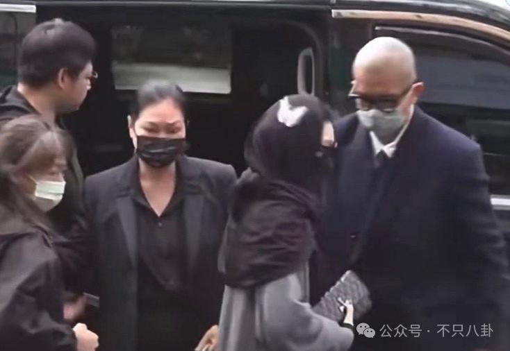 在葬礼穿透视装？5年没露面的她一出现就是腥风血雨啊……