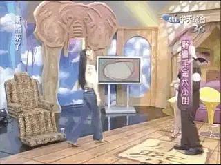 在葬礼穿透视装？5年没露面的她一出现就是腥风血雨啊……