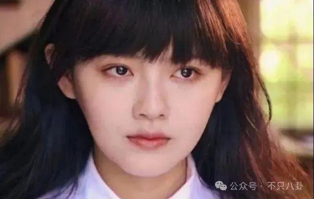 在葬礼穿透视装？5年没露面的她一出现就是腥风血雨啊……
