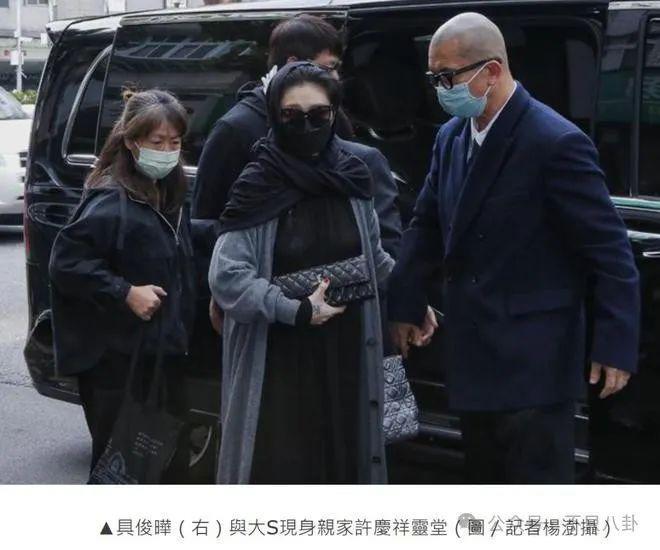 在葬礼穿透视装？5年没露面的她一出现就是腥风血雨啊……
