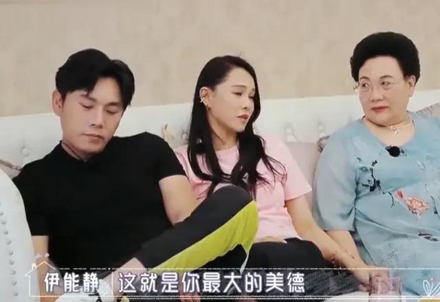 秦昊陪妈妈体检，妈妈获众人簇拥合影享明星待遇