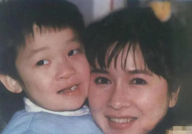 原来他是蔡明儿子！37年不公开，是蔡明的骄傲却又是心病