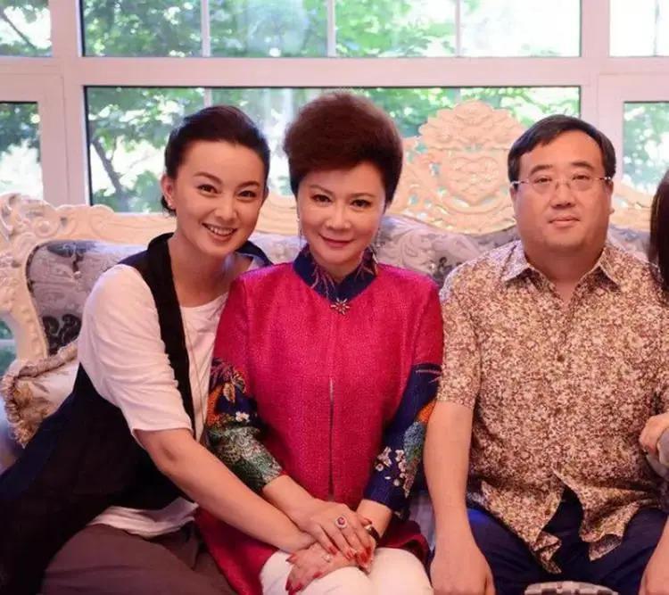 原来他是蔡明儿子！37年不公开，是蔡明的骄傲却又是心病