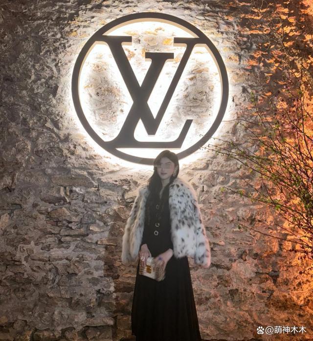 周冬雨时装周遭富婆公开点名吐槽:全程臭脸不配合