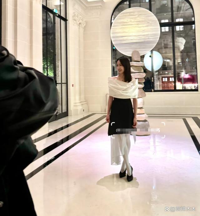 周冬雨时装周遭富婆公开点名吐槽:全程臭脸不配合