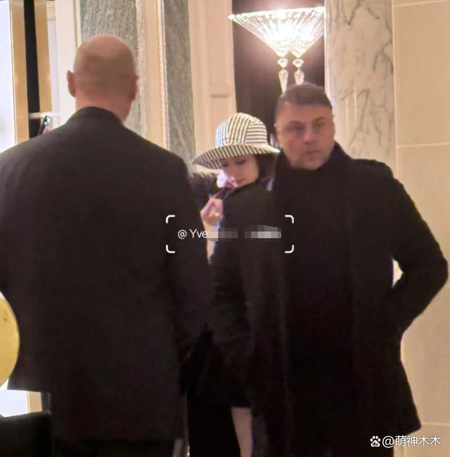 周冬雨时装周遭富婆公开点名吐槽:全程臭脸不配合