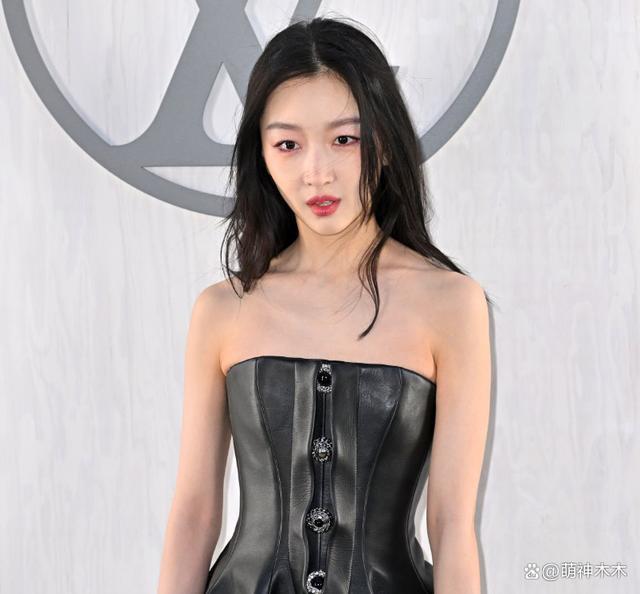 周冬雨时装周遭富婆公开点名吐槽:全程臭脸不配合